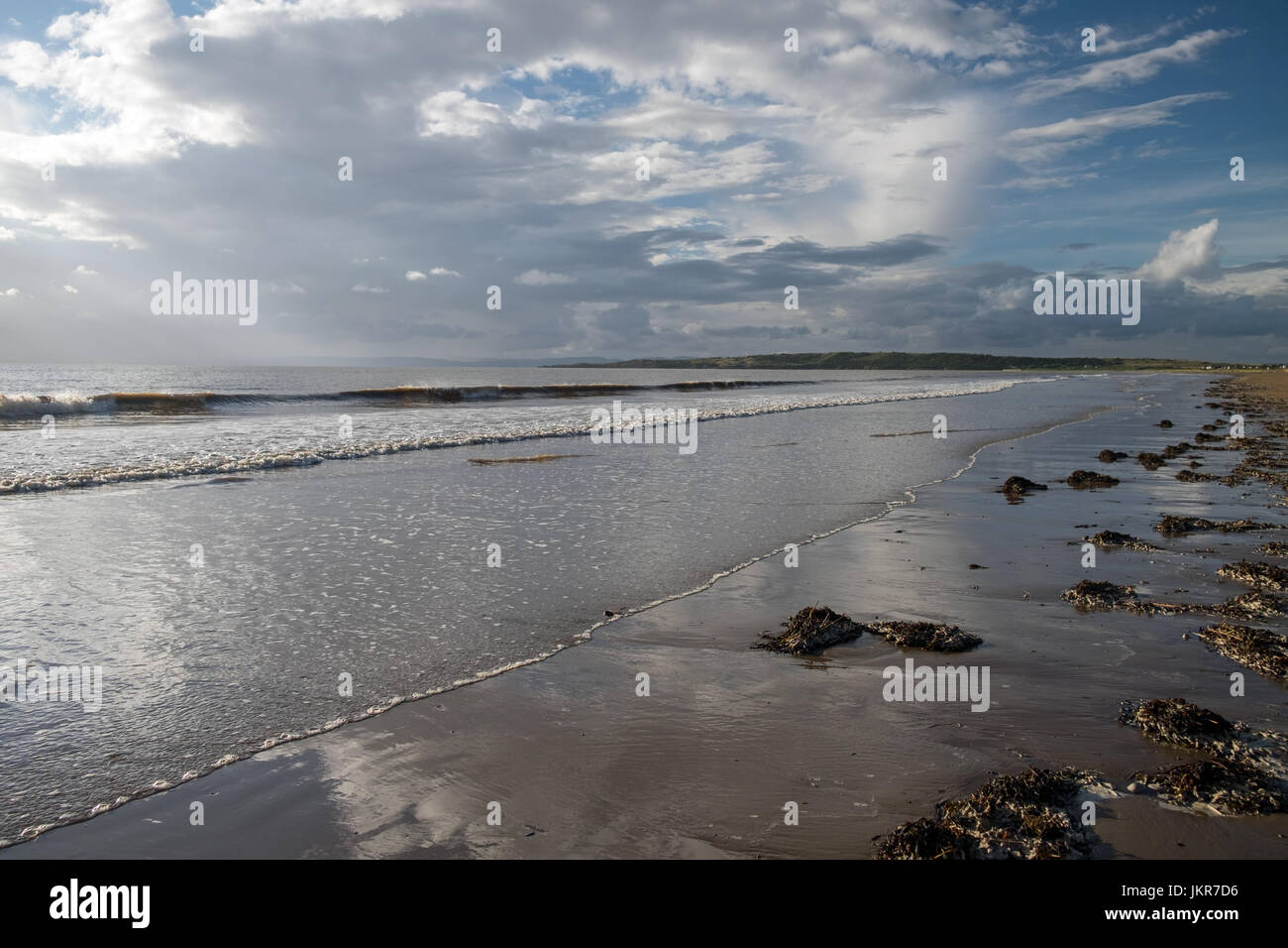 Moody nuages et une belle plage Banque D'Images