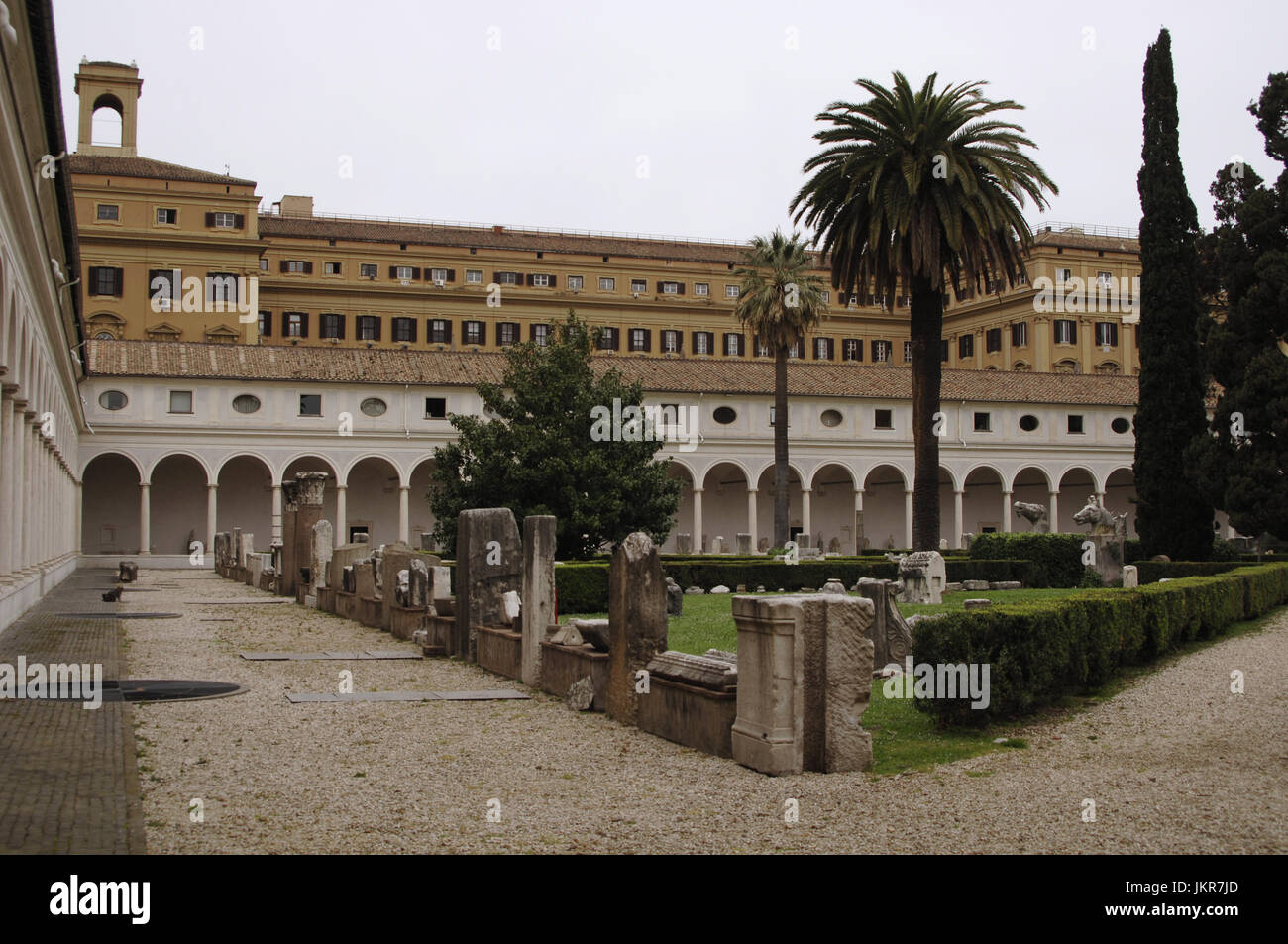 L'Italie. Rome. Musée National Romain (Thermes de Dioclétien). Vue partielle sur le patio avec des vestiges archéologiques. Banque D'Images