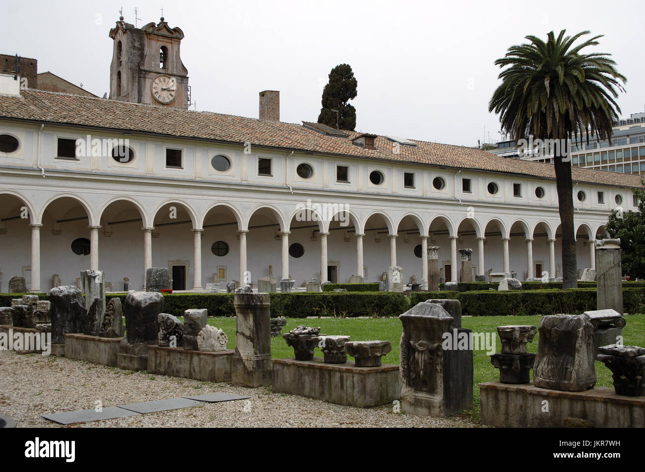 L'Italie. Rome. Musée National Romain (Thermes de Dioclétien). Vue partielle sur le patio avec des vestiges archéologiques. Banque D'Images
