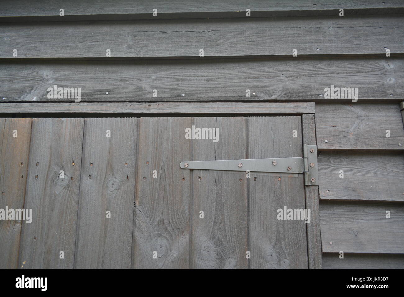 Close up of timber shed montrant le détail de la porte en bois qui se chevauchent et charnière re le traitement du bois creocote,dépendance jardin entretien Banque D'Images
