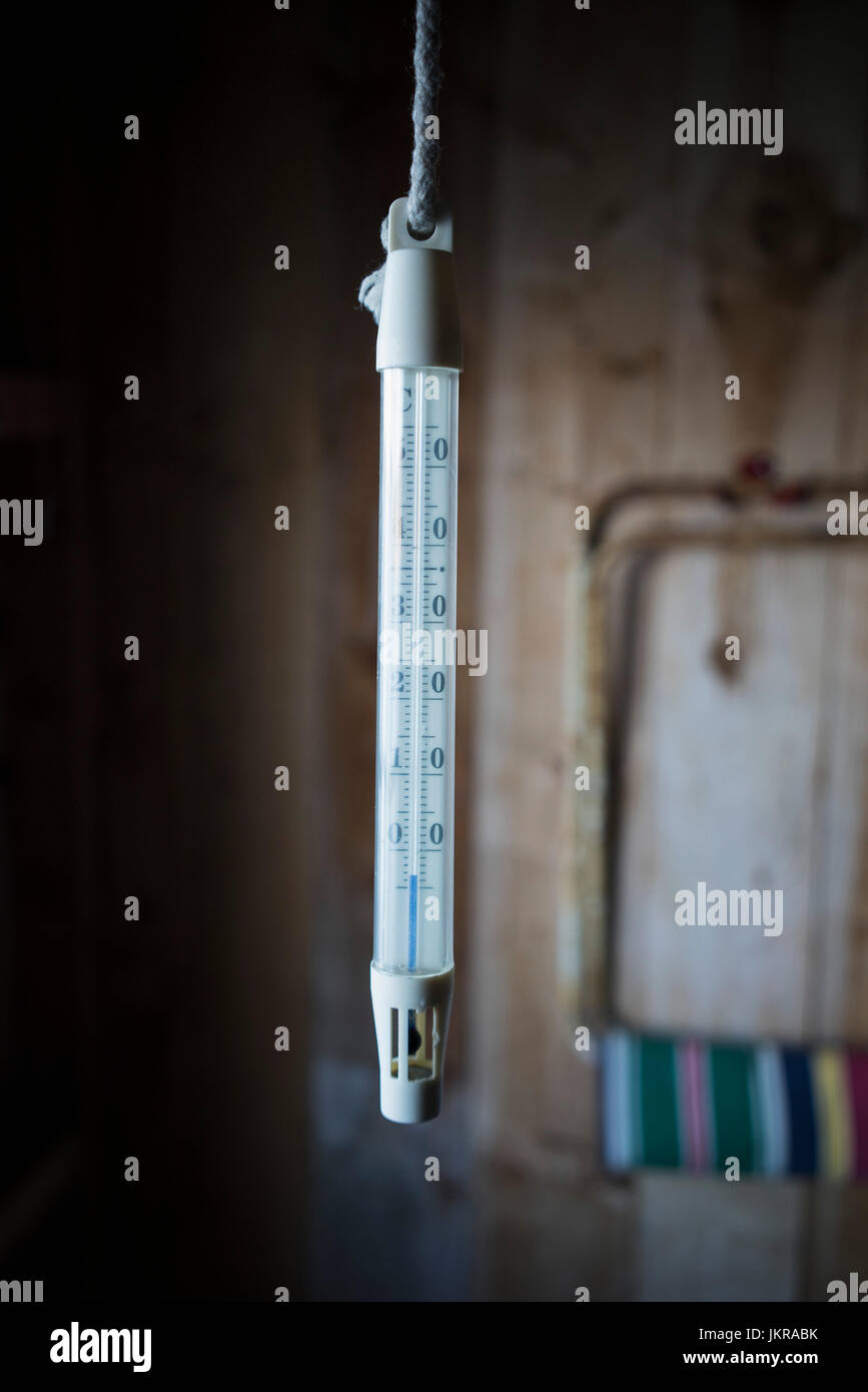 Close-up de thermomètre accroché dans la salle de stockage Banque D'Images