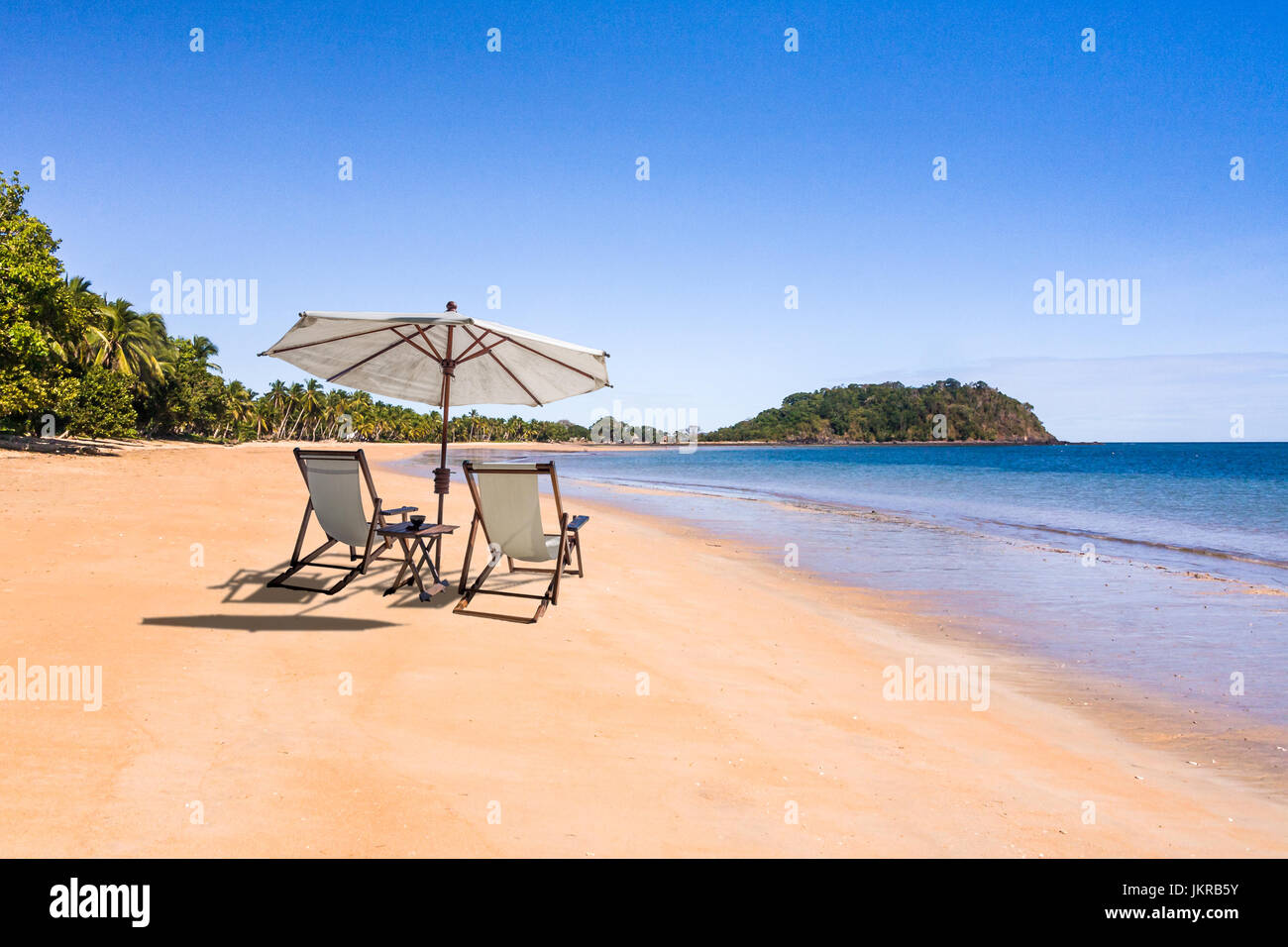 Plage vierge tropical avec des chaises longues et parasol à Nosy Be, Madagascar Banque D'Images