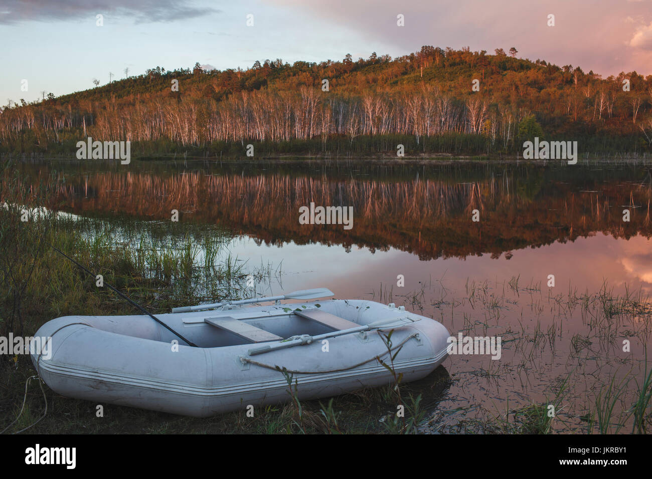 Vide radeau amarré sur la forêt contre lakeshore, Svobodniy, Amur, Russie Banque D'Images