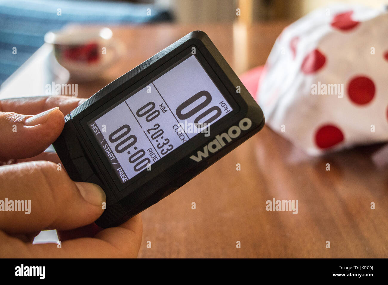 Un cycliste la planification d'un itinéraire cycliste sur l'ordinateur de cycle vélo Elemnt Wahoo Banque D'Images