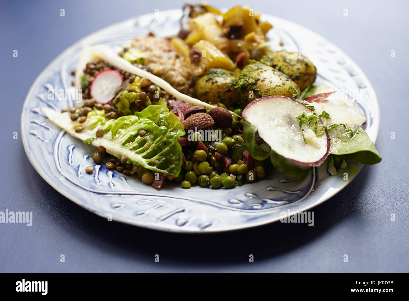 Close-up d'aliments frais servi dans la plaque sur la table Banque D'Images