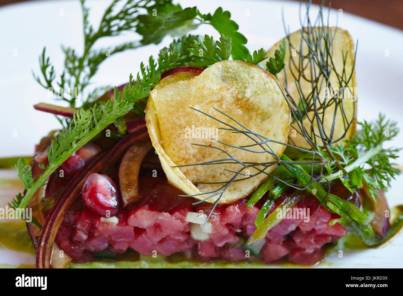 Close-up de divers aliments servis dans les assiettes sur la table Banque D'Images