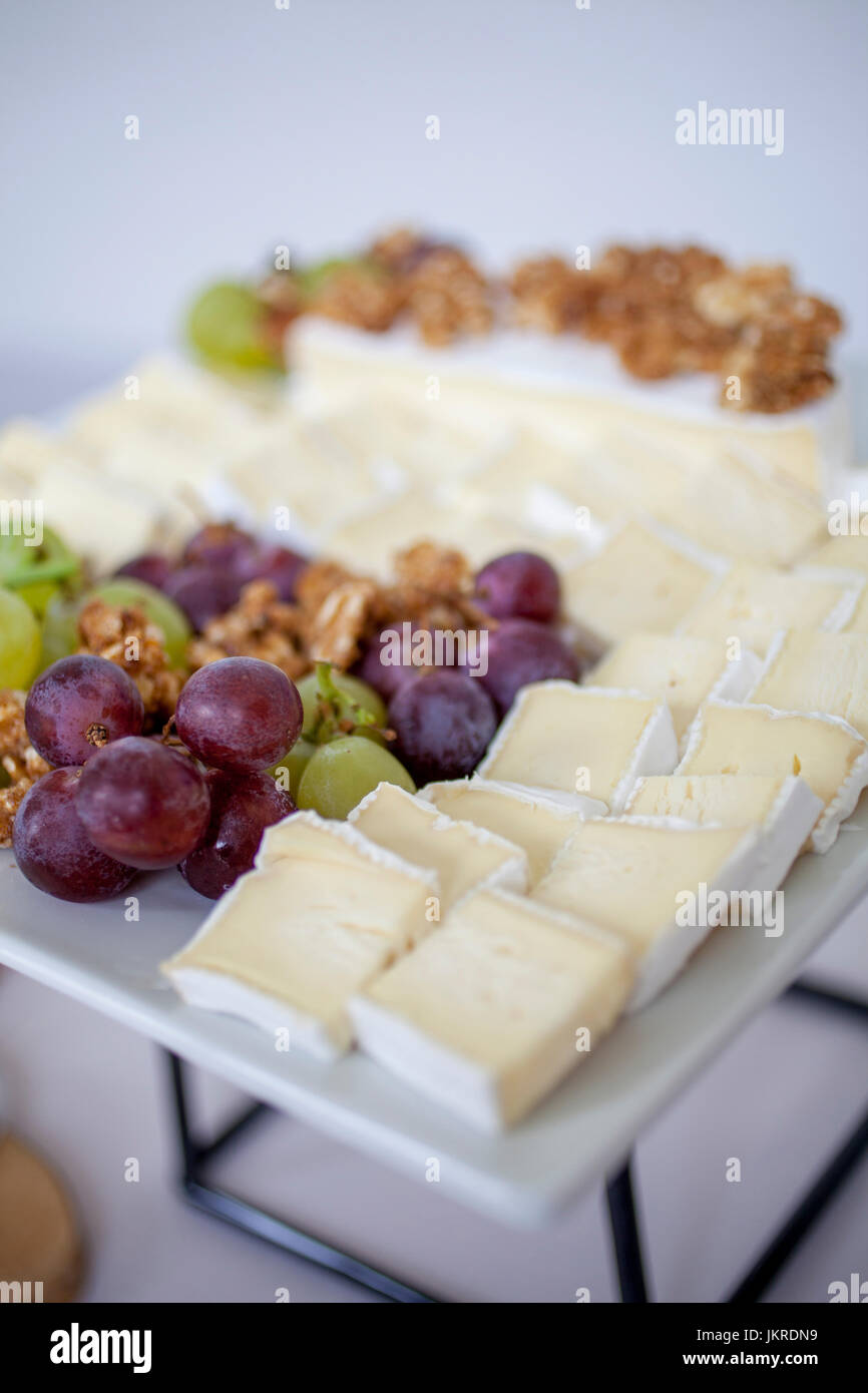 Le fromage, les raisins et les noix comme apéritif Banque D'Images