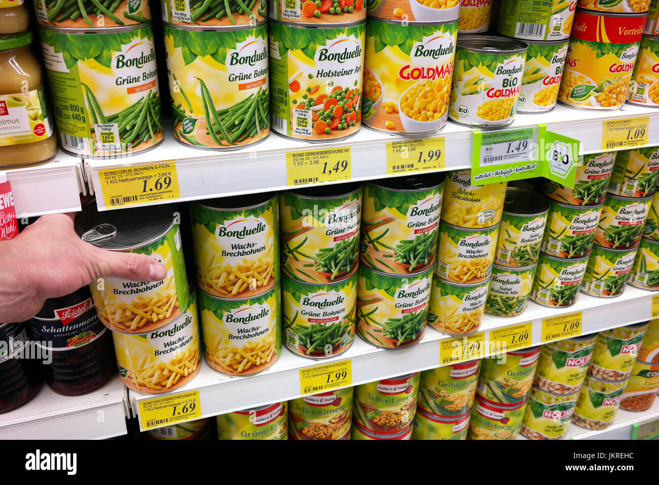 Les légumes en conserve dans un supermarché d'allée Banque D'Images