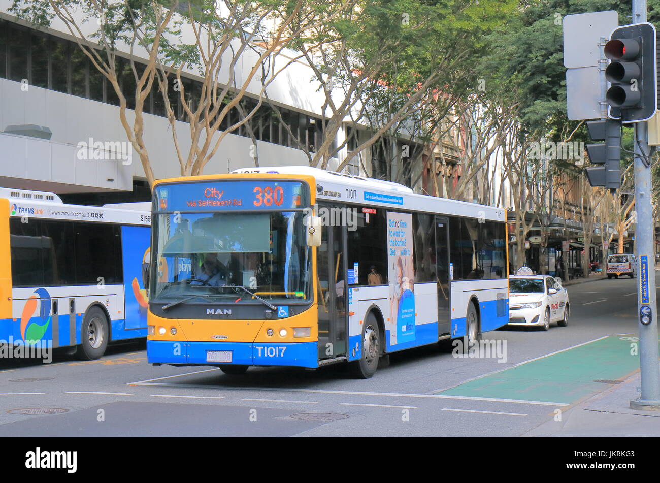 Les gens voyagent en bus au centre-ville de Brisbane en Australie. Banque D'Images