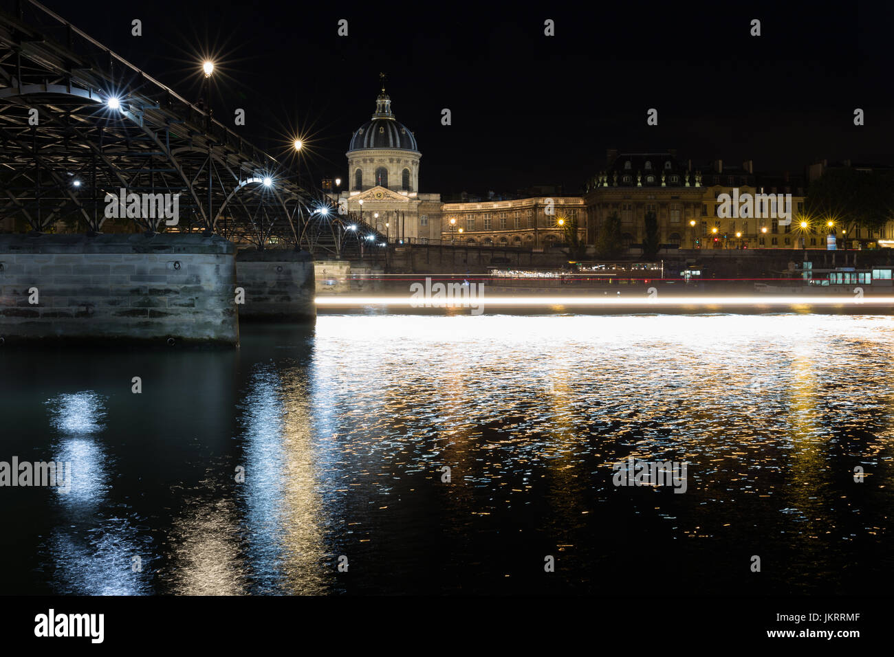 Paris by night, fleuve de lumière devant l'Institut de France Banque D'Images