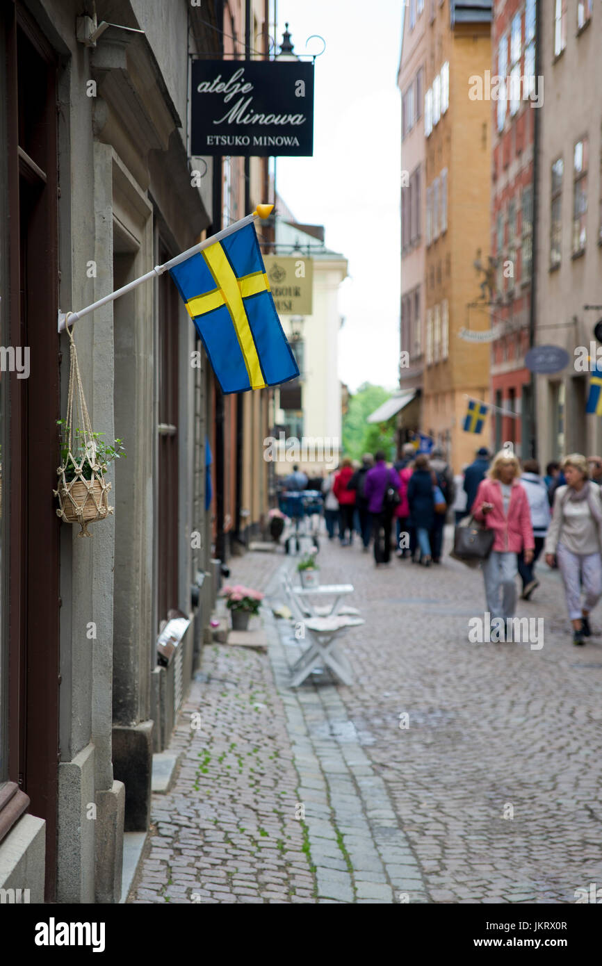 Scène de rue de Stockholm avec drapeau suédois Banque D'Images