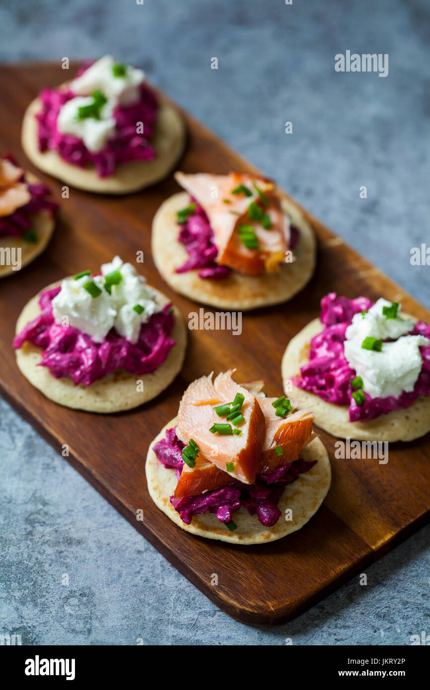 Blinis de betterave, raifort, saumon fumé et chèvre chaud chhese Banque D'Images