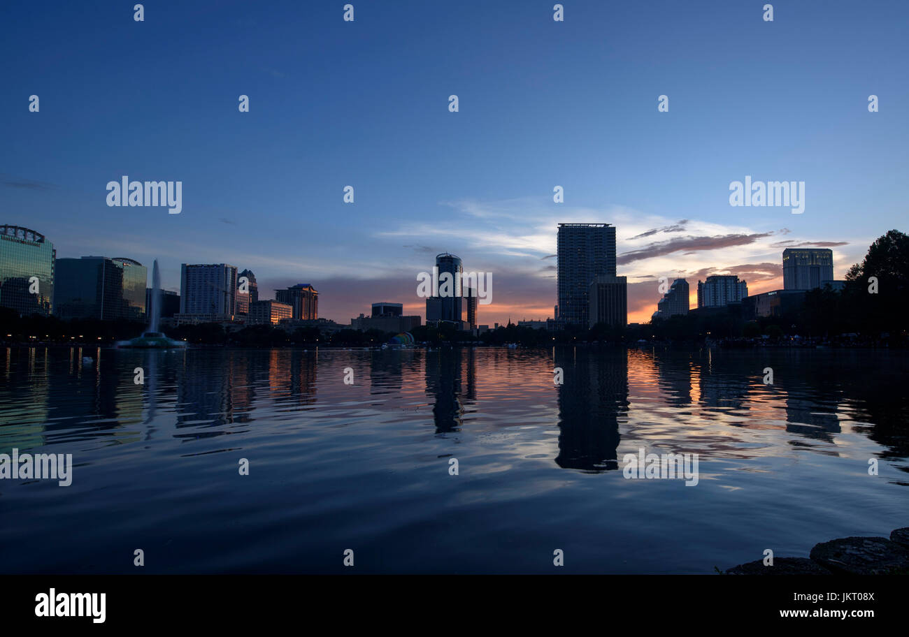 Vue du coucher de skyline de lac Eola Park dans le centre-ville d'Orlando, en Floride. Banque D'Images