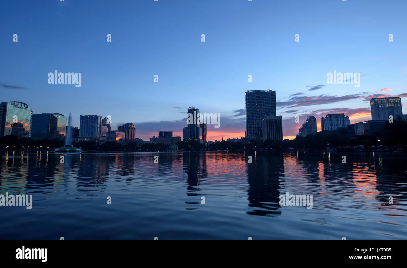 Vue du coucher de skyline de lac Eola Park dans le centre-ville d'Orlando, en Floride. Banque D'Images