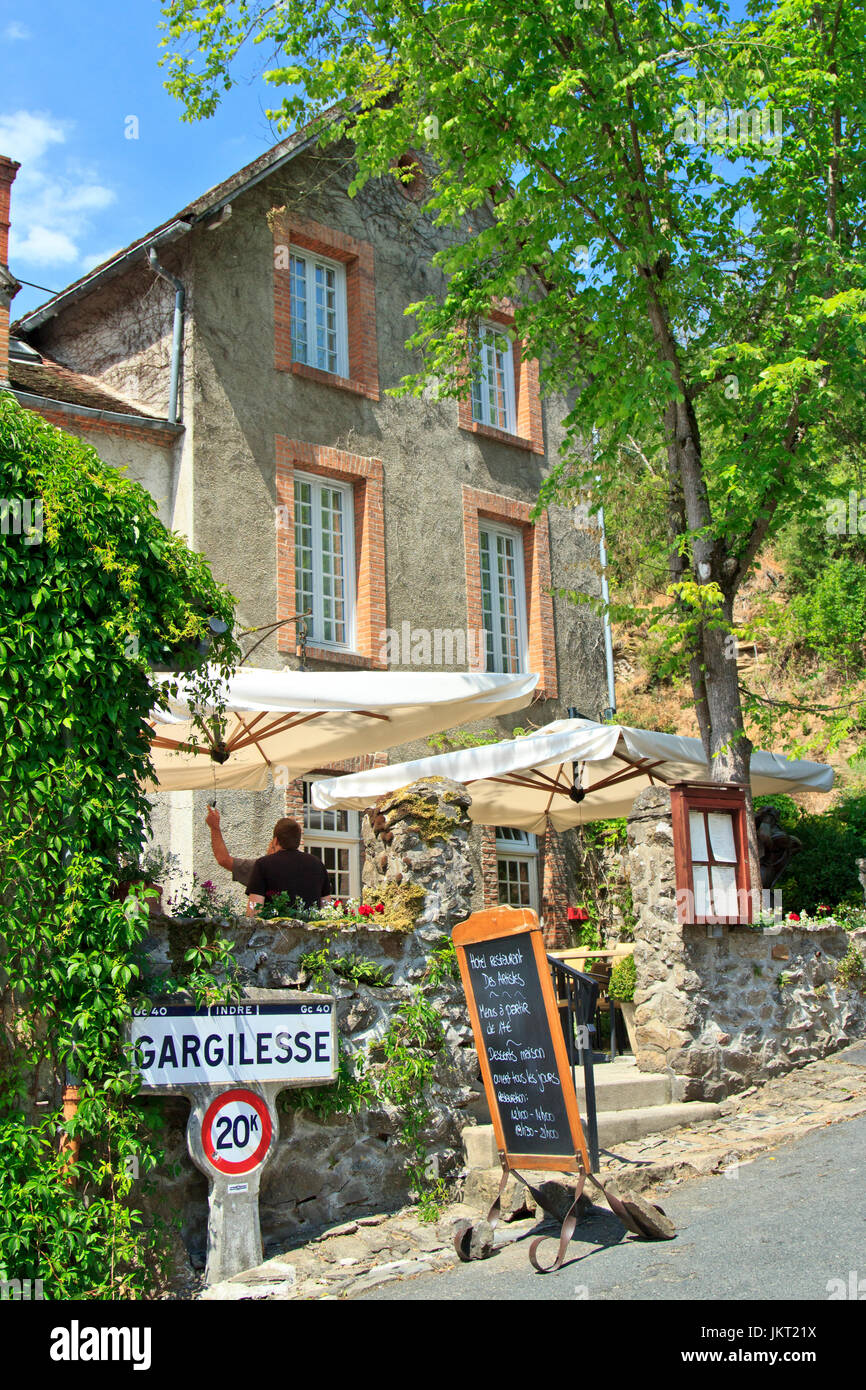 La France, de l'Indre(36), le Berry, vallée de la Creuse, Creuse, labellisé Les Plus Beaux Villages de France, l'hôtel-restaurant des Artistes // Banque D'Images