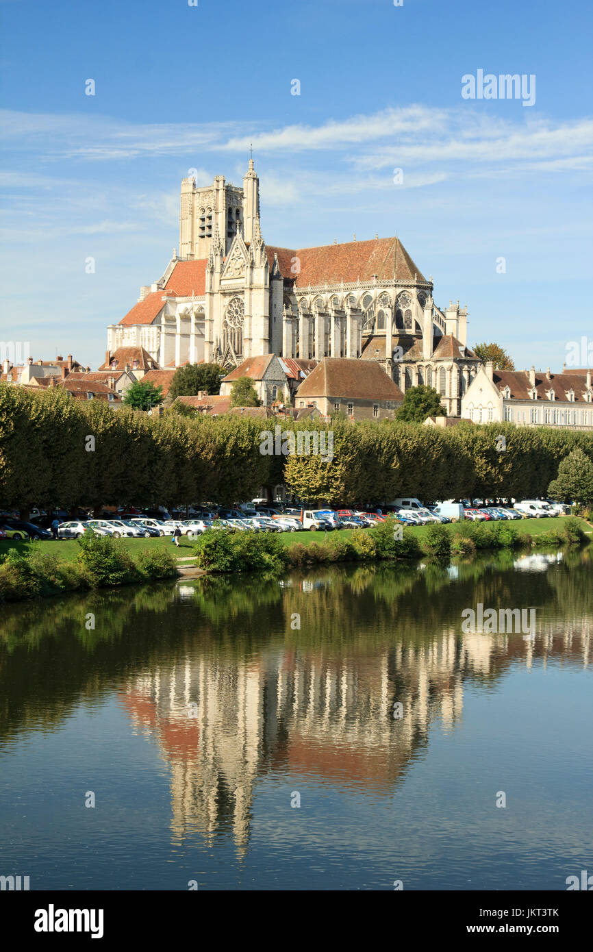 La France, l'Yonne (89), Auxerre, l'Yonne et la cathédrale Saint-Etienne d'Auxerre // France, Yonne, Auxerre, l'Yonne (rivière) et de la cathédrale St Etienn Banque D'Images
