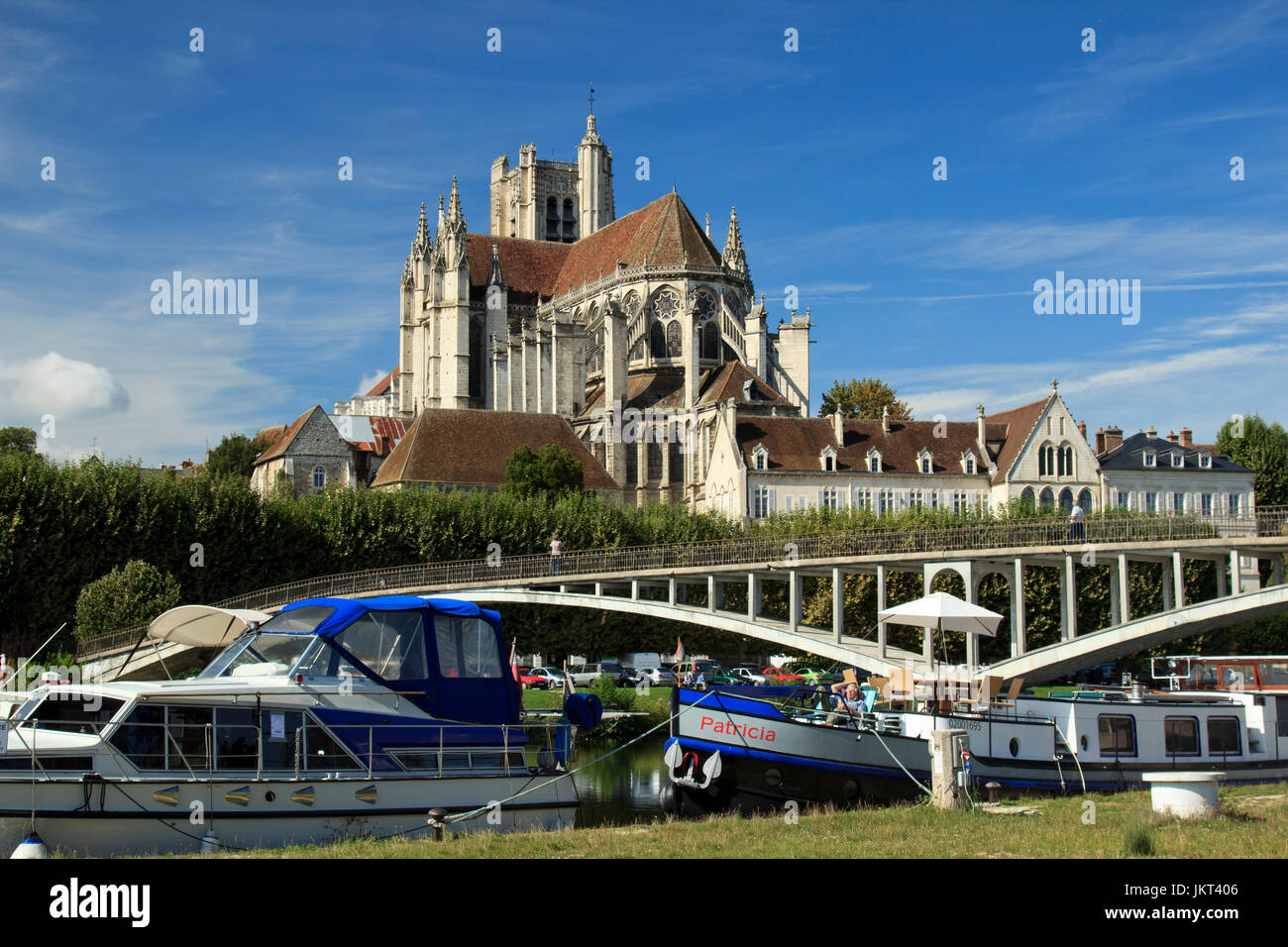 La France, l'Yonne (89), Auxerre, l'Yonne et la cathédrale Saint-Etienne d'Auxerre // France, Yonne, Auxerre, l'Yonne (rivière) et de la cathédrale St Etienn Banque D'Images