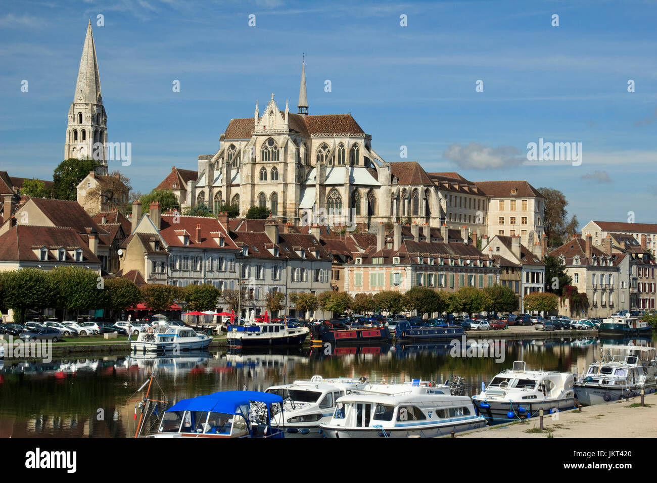La France, l'Yonne (89), Auxerre, l'Yonne et l'abbaye Saint-Germain // France, Yonne, Auxerre, l'Yonne (rivière), et l'abbaye St Germain Banque D'Images
