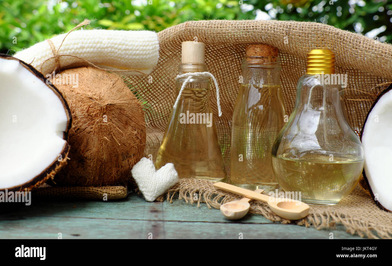 Nature produits cosmétiques, la noix de coco huile de copra dans un bocal en verre, huiles essentielles pour le soin de peau, riche en vitamine, cosmétiques bio Huile de massage au spa également Banque D'Images