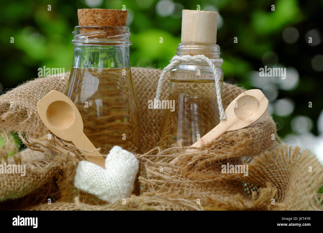 Nature produits cosmétiques, la noix de coco huile de copra dans un bocal en verre, huiles essentielles pour le soin de peau, riche en vitamine, cosmétiques bio Huile de massage au spa également Banque D'Images