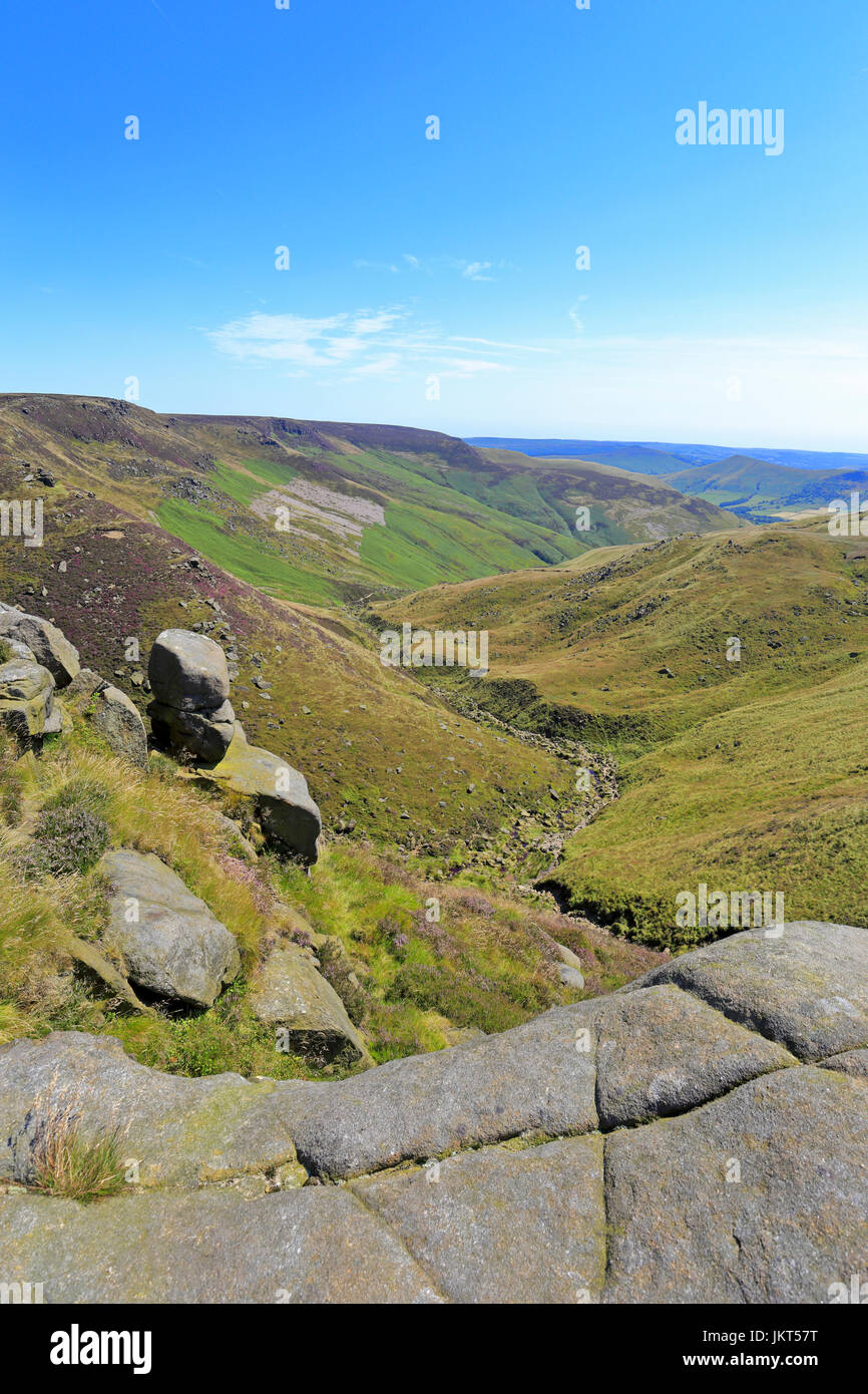 Grindsbrook Clough, le vieux Pennine Way route, à partir de l'extrémité sud de Kinder Scout, Derbyshire Peak District National Park, Angleterre, Royaume-Uni. Banque D'Images