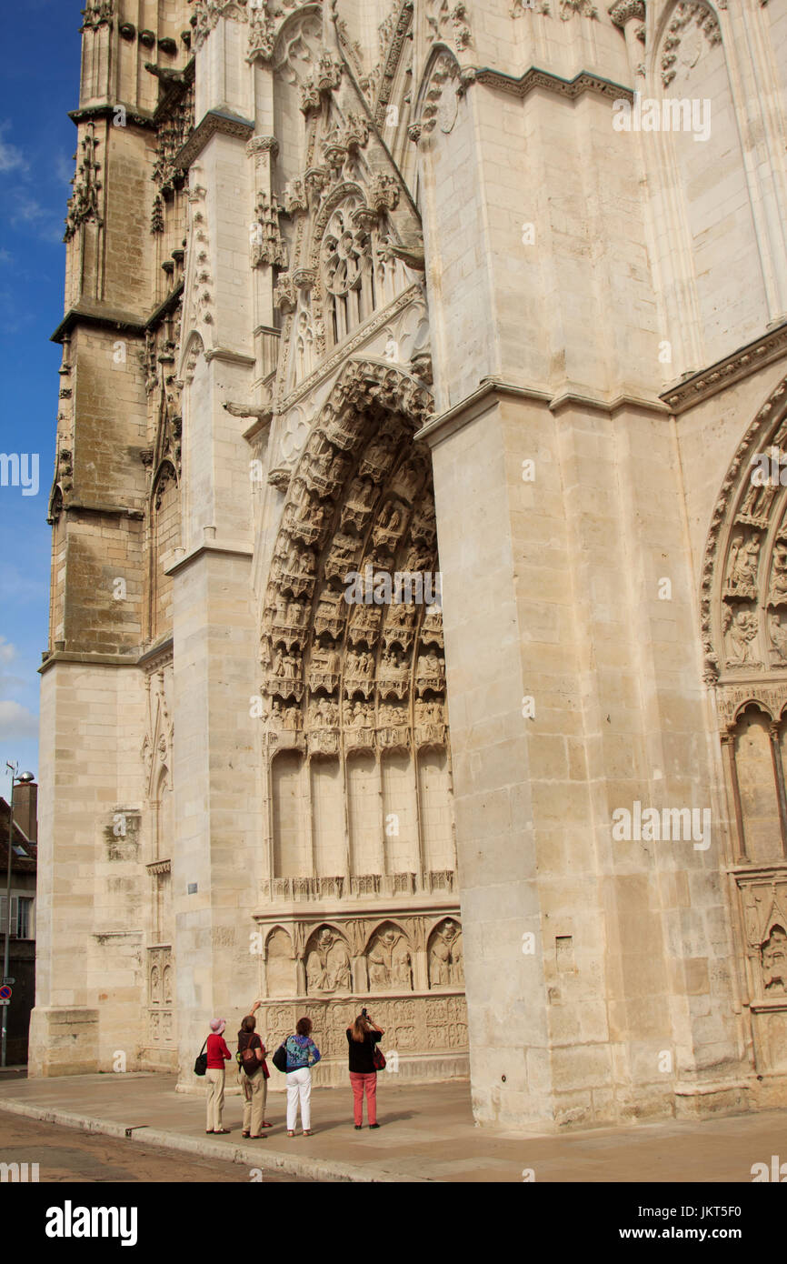 La France, l'Yonne (89), Auxerre, façade de la cathédrale Saint-Etienne // France, Yonne, Auxerre, la Cathédrale St Etienne Banque D'Images