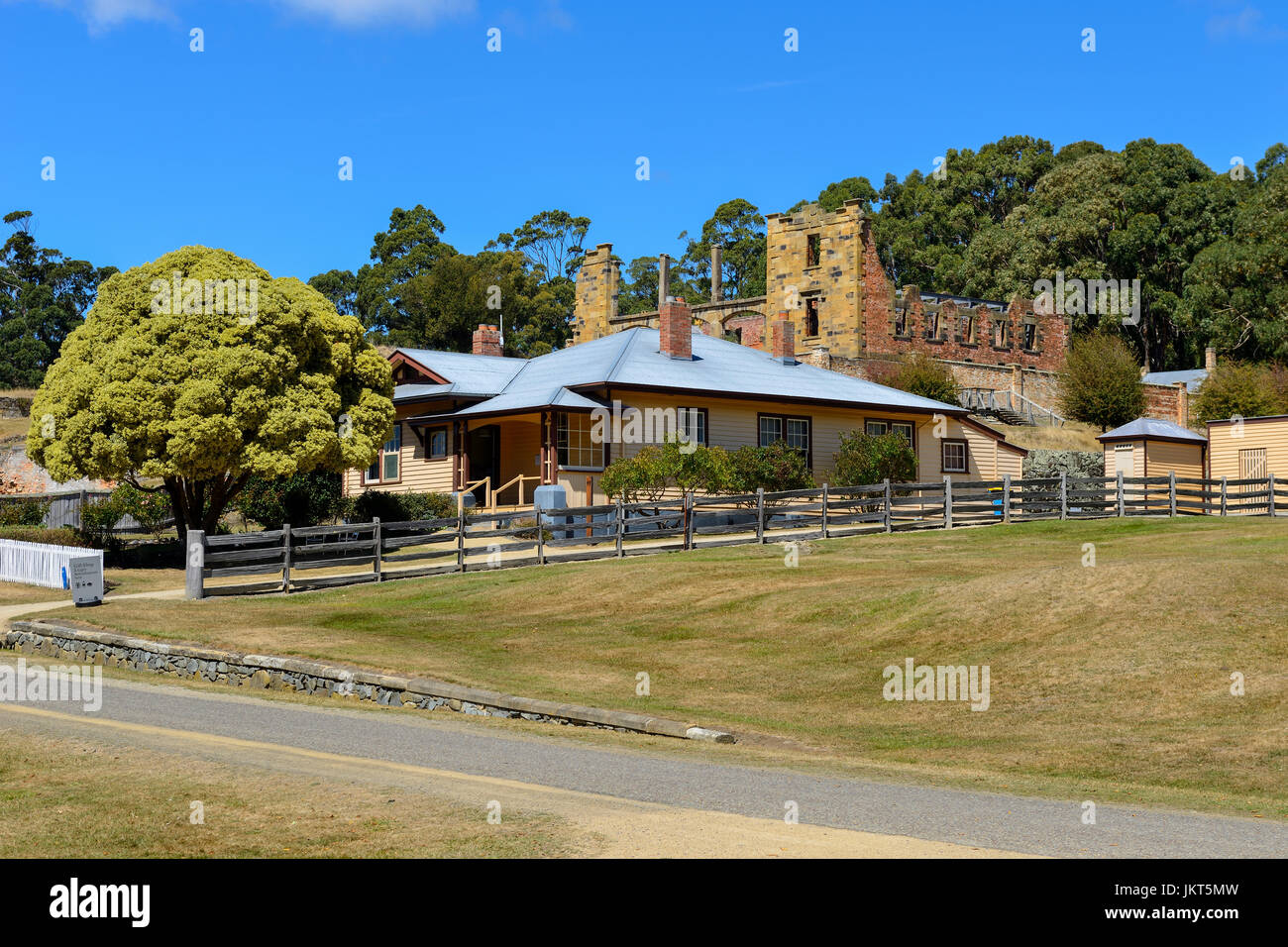 L'hôpital de police avec en arrière-plan au site historique de Port Arthur (ancienne colonie pénitentiaire) sur la péninsule de Tasman en Tasmanie, Australie Banque D'Images