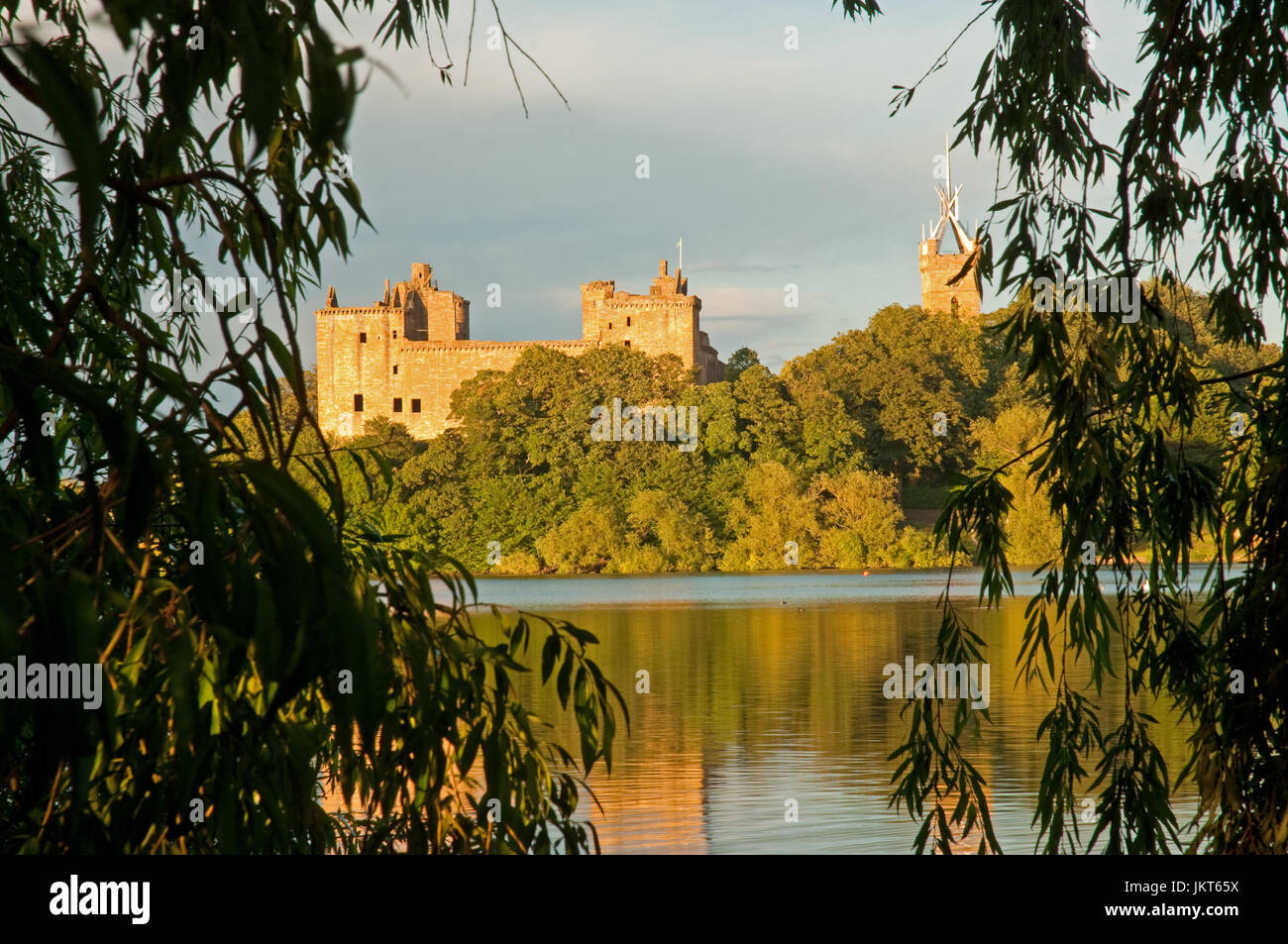 Le Palais de Linlithgow encadrée par Weeping Willows Banque D'Images