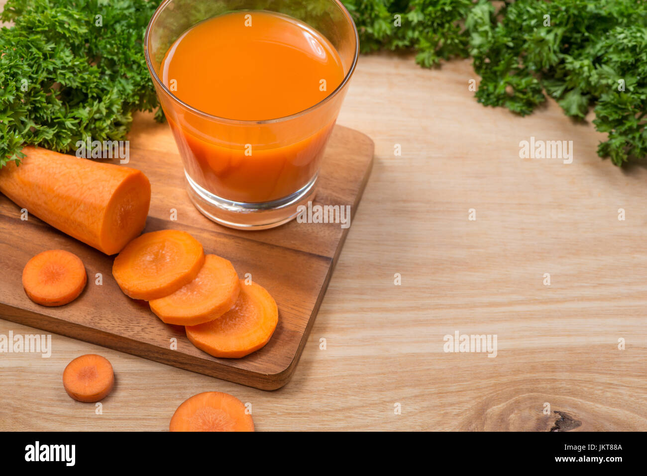 Verre de jus de carotte avec des légumes sur la table en bois. Banque D'Images