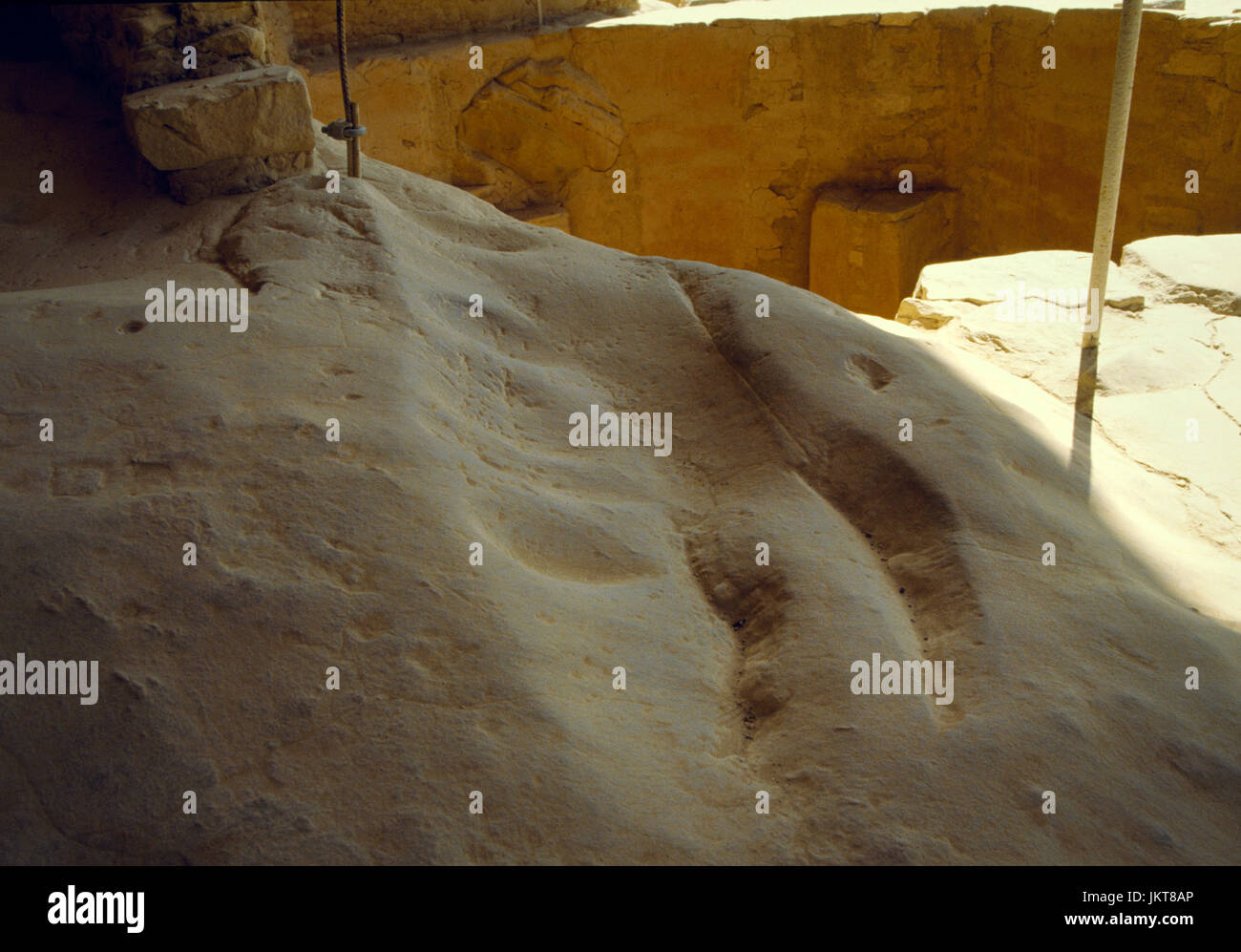 Maison de l'arbre de l'épinette, logement falaise Anasazi Mesa Verde, Colorado : rainures faites par des outils de pierre frottant contre rock surface d'affiner et de les polir. Banque D'Images