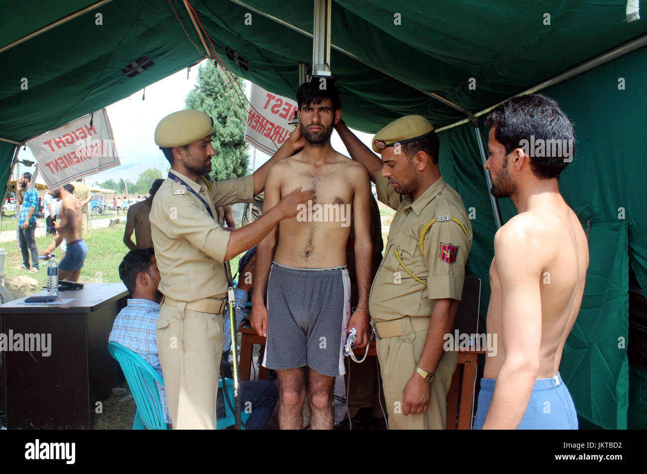 L'Inde, d'Anantnag. 24 juillet, 2017. Commence la police processus de recrutement pour le poste de sous-inspecteur et de constables du Cachemire du district d'Anantnag quelque 70 kilomètres de la capitale d'été du Cachemire occupé par les Indiens. Credit : Aasif Shafi/Pacific Press/Alamy Live News Banque D'Images