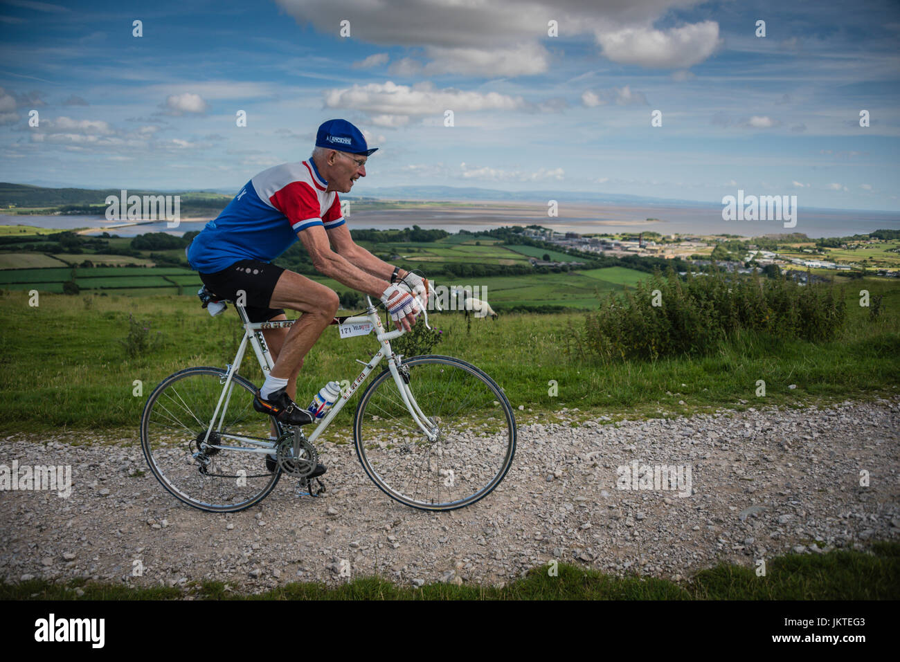 Le cycliste de 80 ans participant à l'événement vélo vintage, Ulverston, Cumbria. Banque D'Images