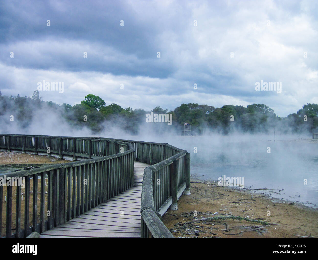 Pont en bois au travers de la vapeur géothermique au kuirau park à Rotorua sur l'image avec des nuages. espace pour texte. Banque D'Images