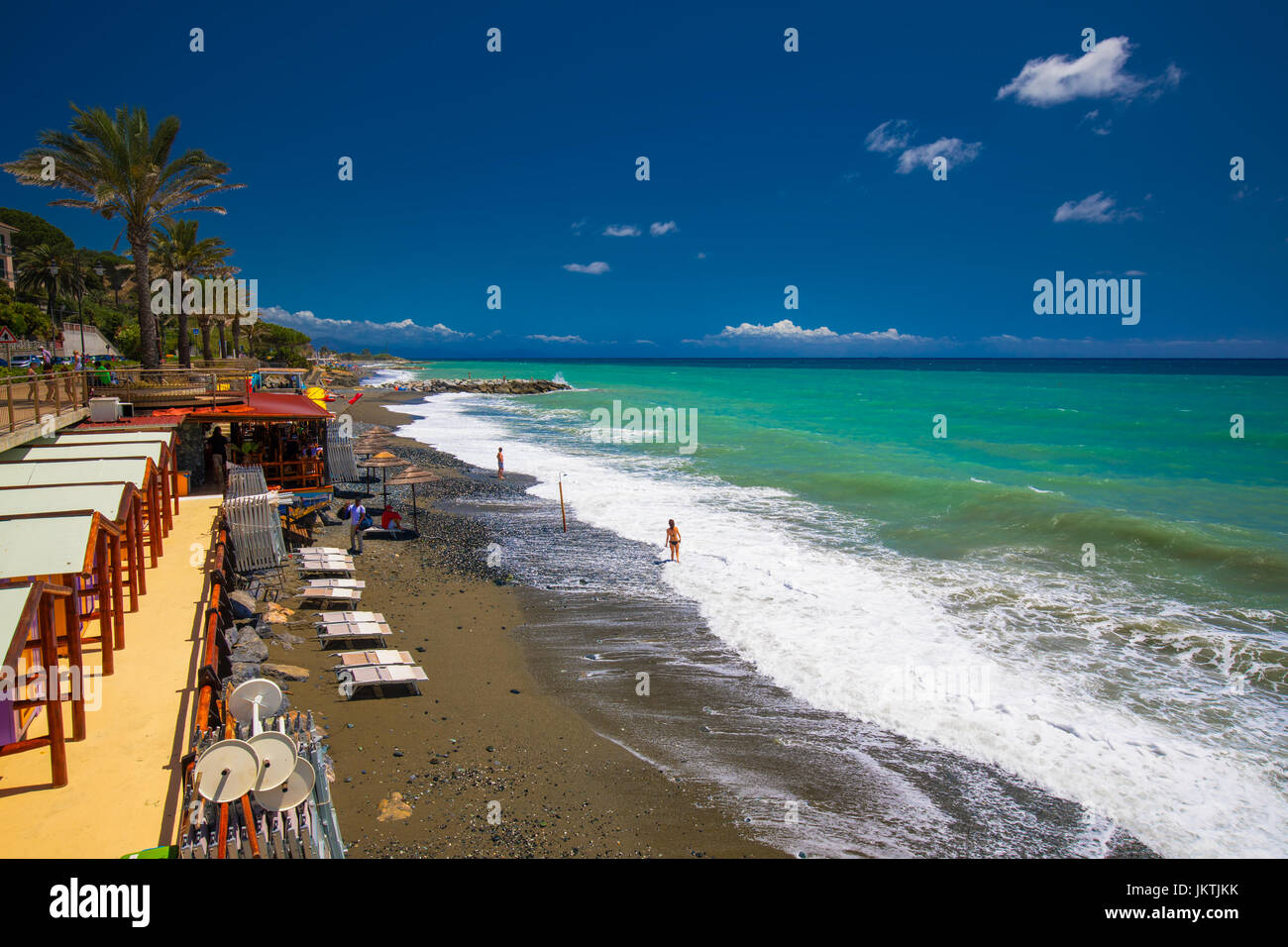 COGOLETO, ITALIE - Juillet 2017 - promenade avec palmiers, Cogoleto ville et l'eau d'Azur, Riviera Italienne, ligurie, italie Banque D'Images