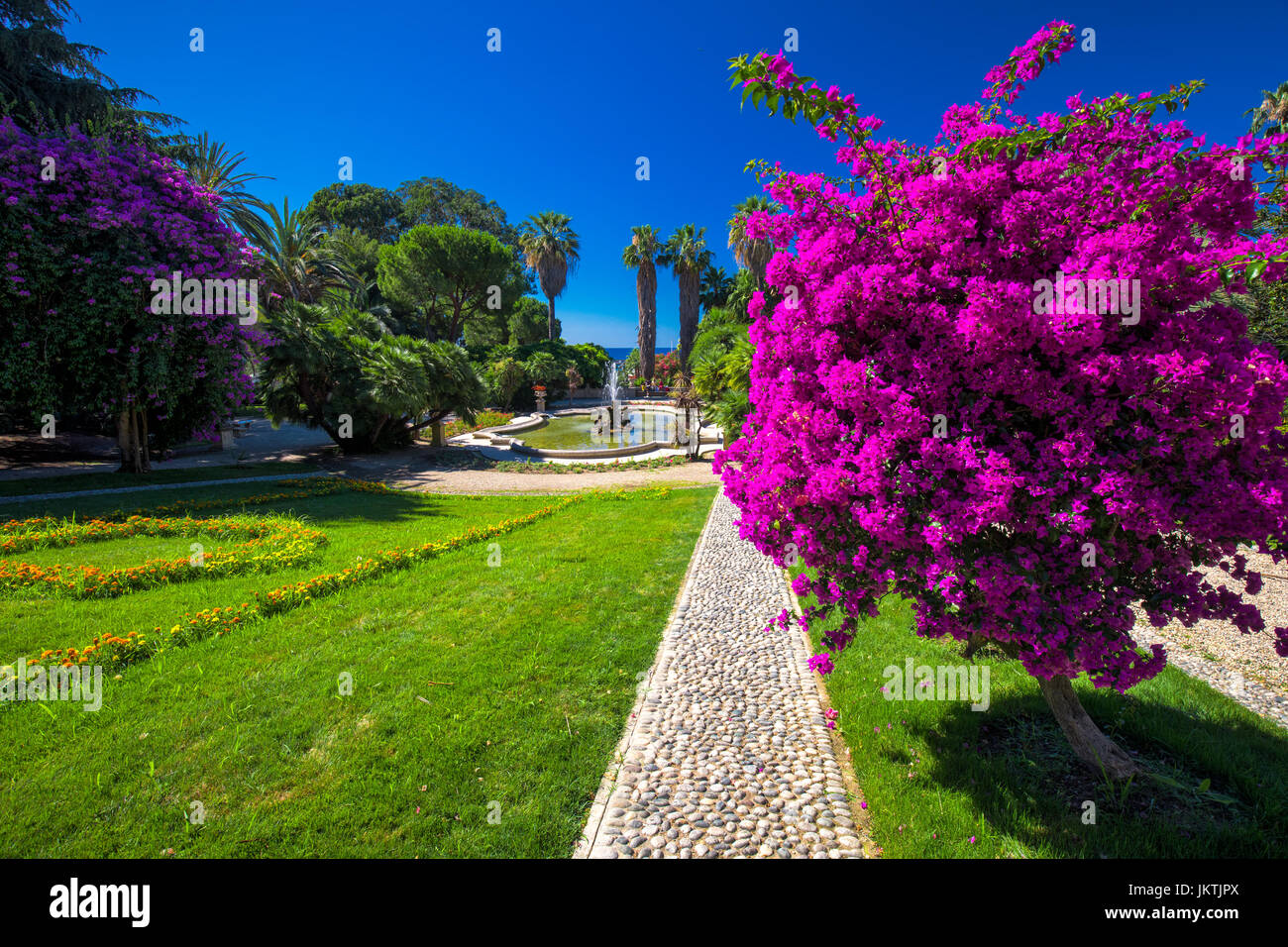 Sanremo, promenade avec vue sur le jardin, la Côte Méditerranéenne, riviera italienne, Italie, Europe. Banque D'Images