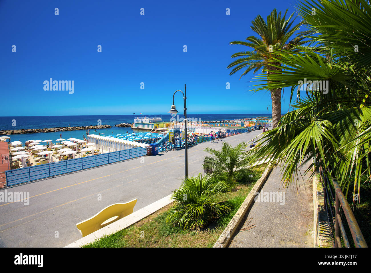 SANREMO, ITALIE - Juillet 2017 - promenade de plage à Sanremo, Italie Méditerranée, Riviera, Italie, Europe. Banque D'Images