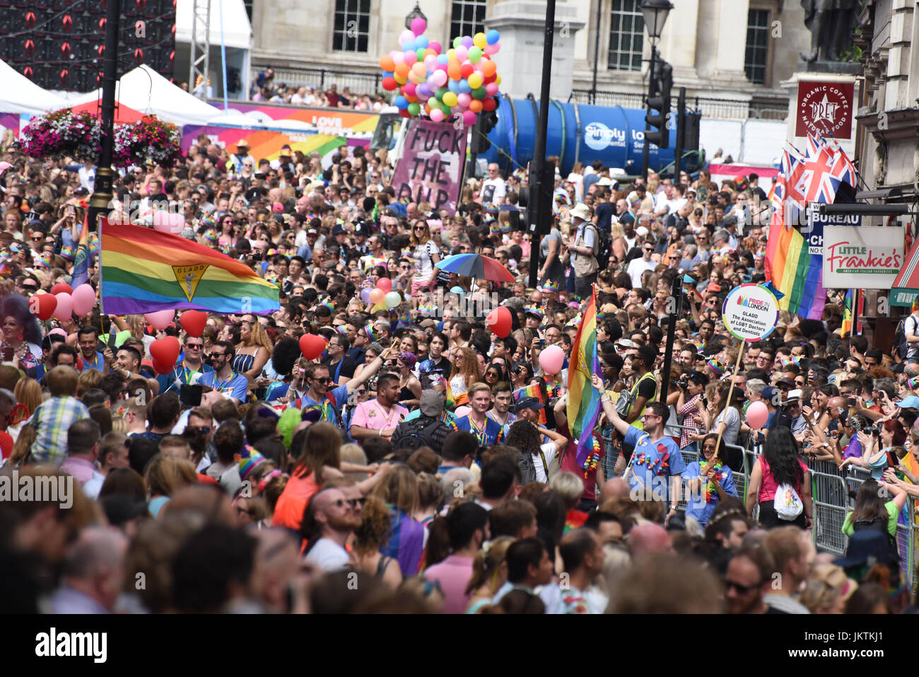 GLADD, l'Association des médecins et dentistes, LGBT vu marcher dans la foule à travers le centre de Londres pour célébrer la fierté de Londres parade, 2017. Banque D'Images