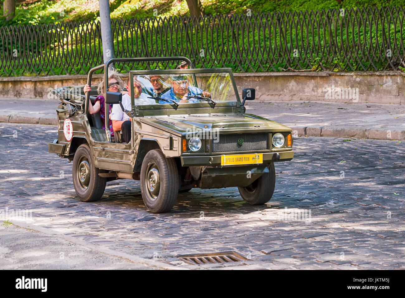 Lviv, Ukraine - juin 4, 2017 : Ancienne rétro voiture Volkswagen Type 181 avec son propriétaire et au pas de passagers prenant la participation à la race Leopolis grand p Banque D'Images