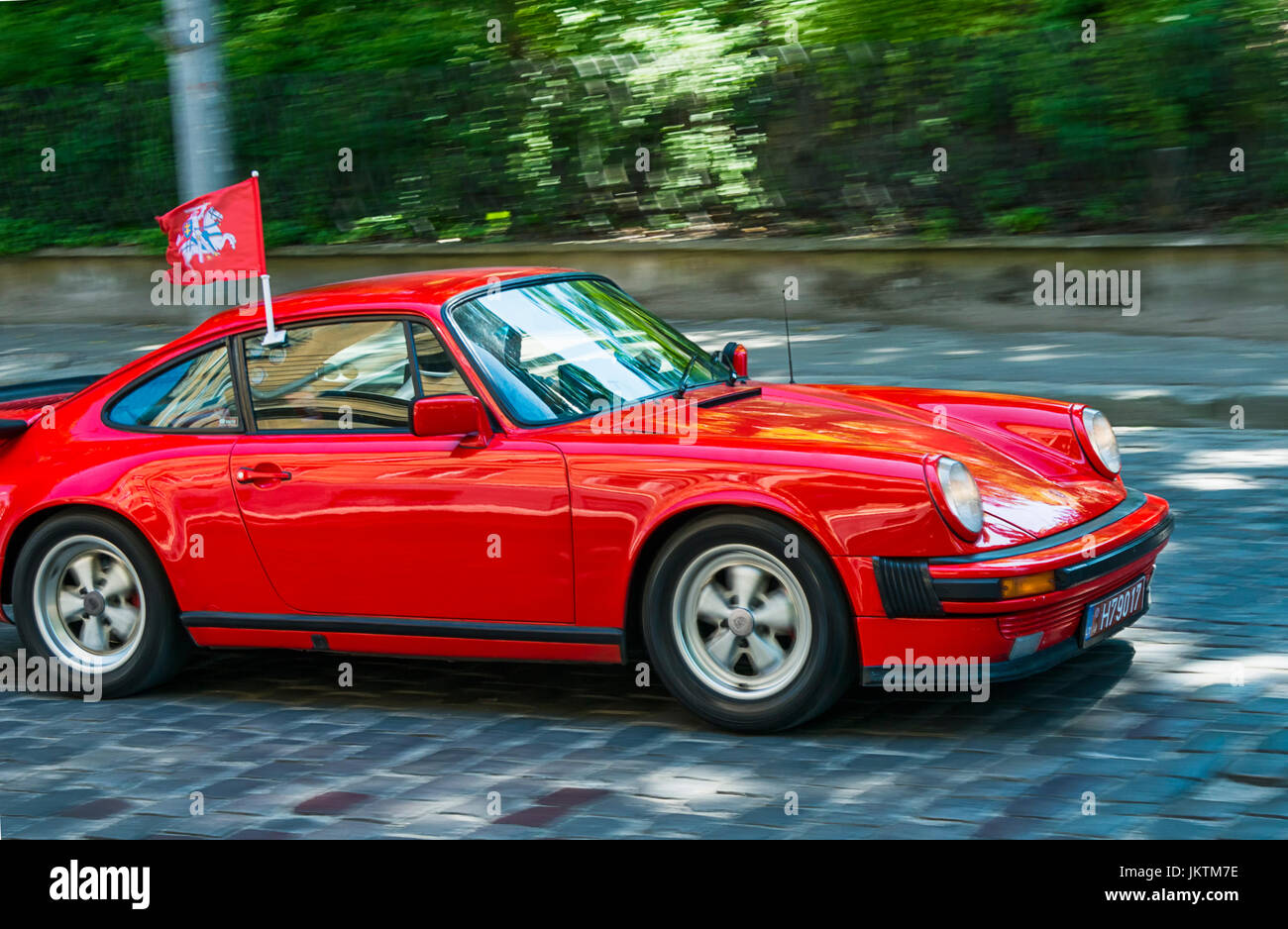 Lviv, Ukraine - juin 4, 2017:911 voiture ancienne rétro avec son propriétaire et d'un passager inconnu en tenant la participation à la race grand prix 2017, le Leopolis Banque D'Images