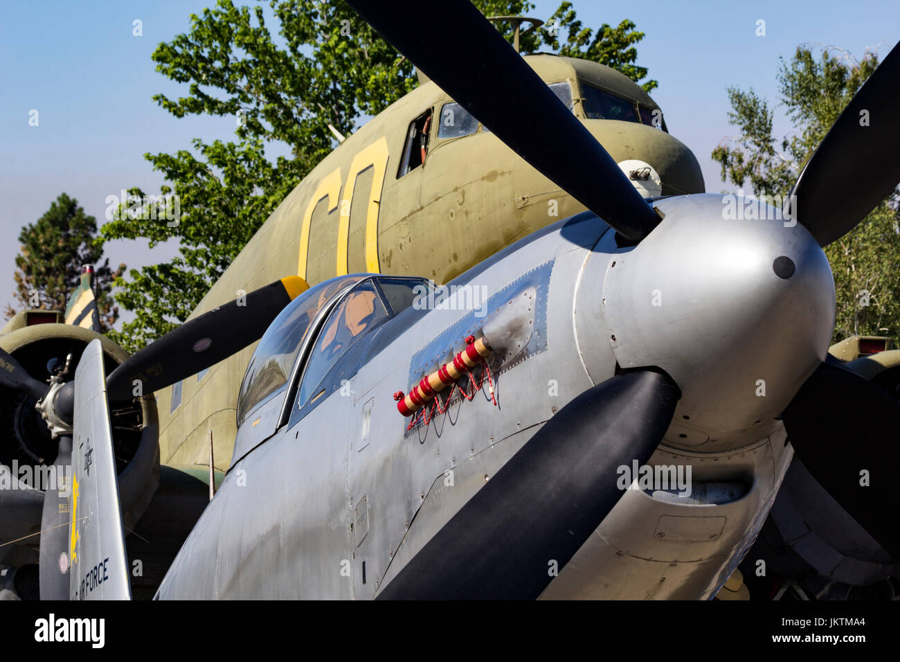 La Seconde Guerre mondiale P-51H Mustang et C-47 Dakota s'asseoir sur la rampe à Grass Valley, California Banque D'Images