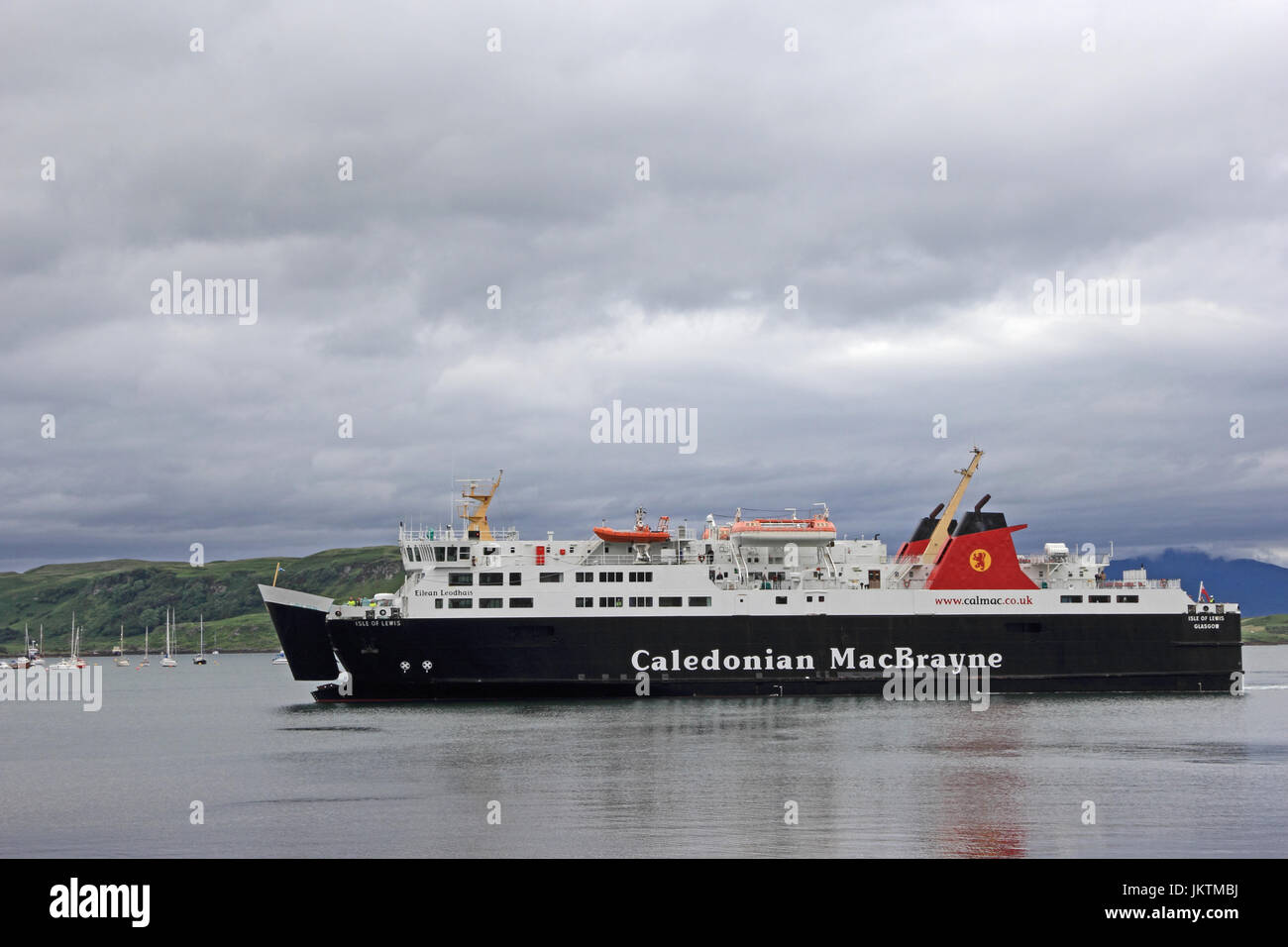 Caledonian MacBrayne ferry Isle Of Lewis (Leodhais Eilean) entrer dans port d'Oban, avec l'ouverture de la porte avant. Banque D'Images