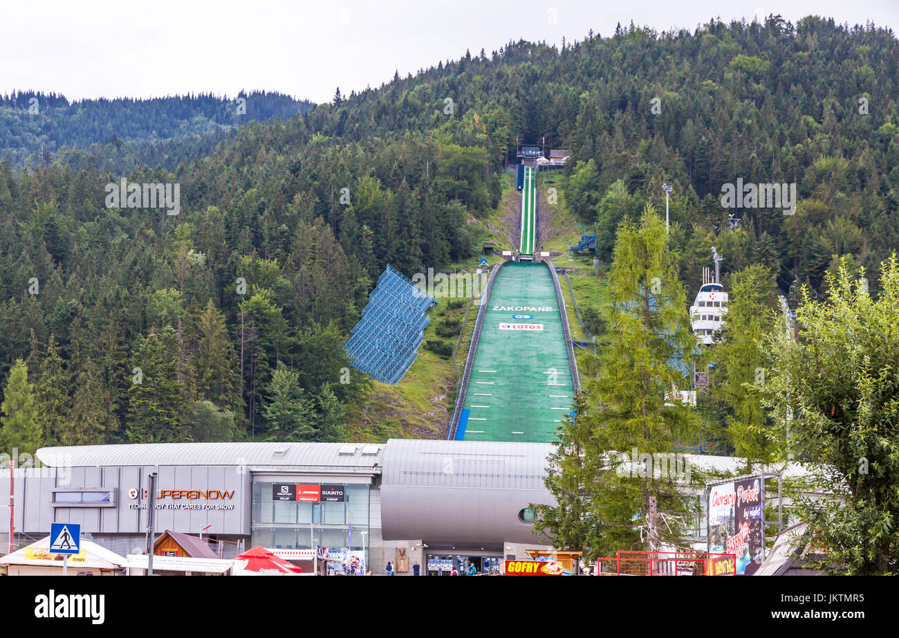 ZAKOPANE, POLOGNE - Aug 3, 2015 : Le Tremplin (le grand tremplin de saut à ski), lieu d'exposition sur la pente de la montagne (1378 m Krokiew) à Zakopane. C'est un r Banque D'Images