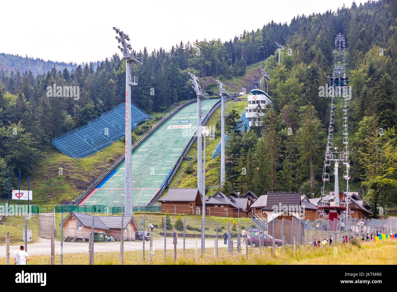 ZAKOPANE, POLOGNE - Aug 3, 2015 : Le Tremplin (le grand tremplin de saut à ski), lieu d'exposition sur la pente de la montagne (1378 m Krokiew) à Zakopane. C'est un r Banque D'Images