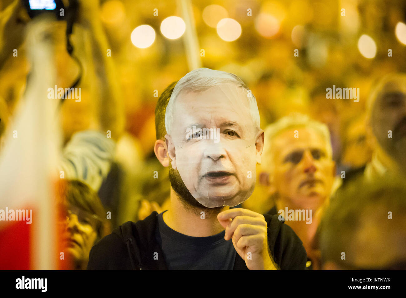 Manifestant portant un masque de Jaroslaw Kaczynski en face du tribunal régional avec d'autres manifestants contre les nouvelles réformes judiciaires à Gdansk, Pologne. Banque D'Images