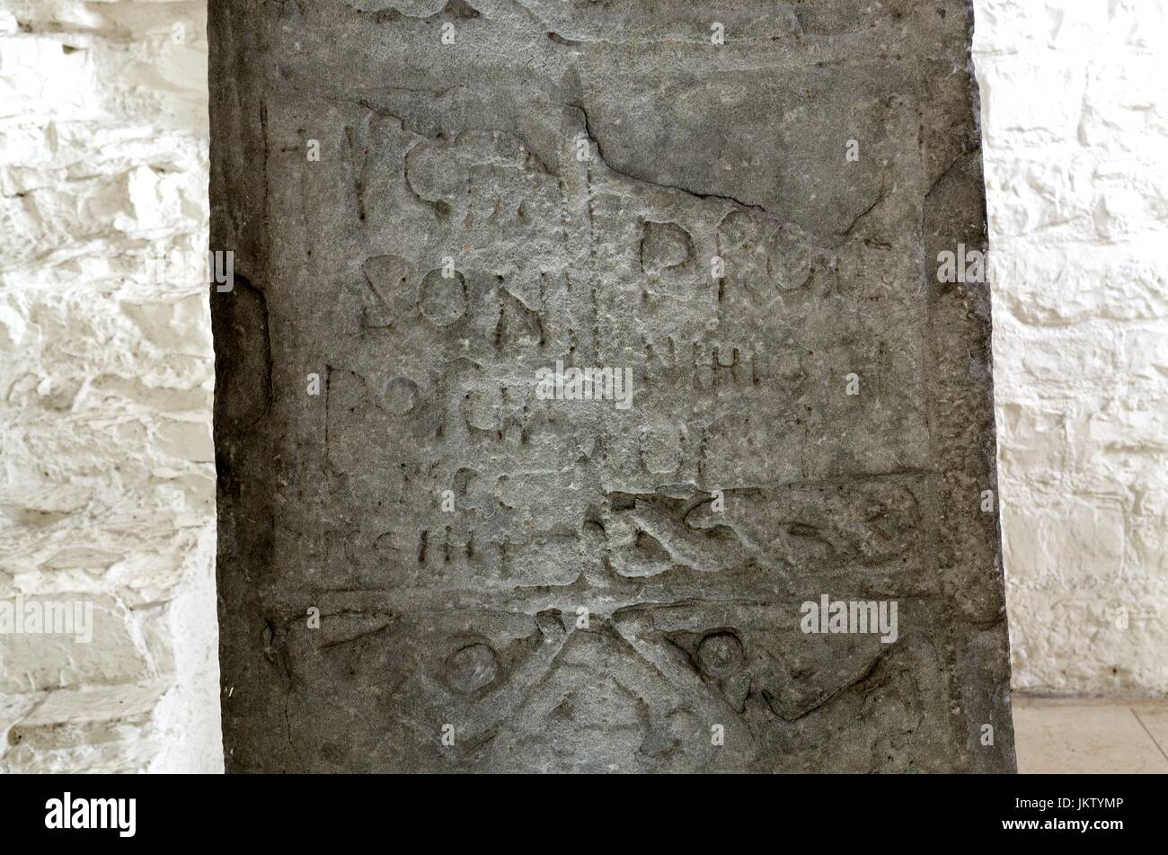 Inscription sur Samson Croix ou Illtud Illtud la croix celtique de l'église St Vale of Glamorgan Wales Cymru UK GO Banque D'Images