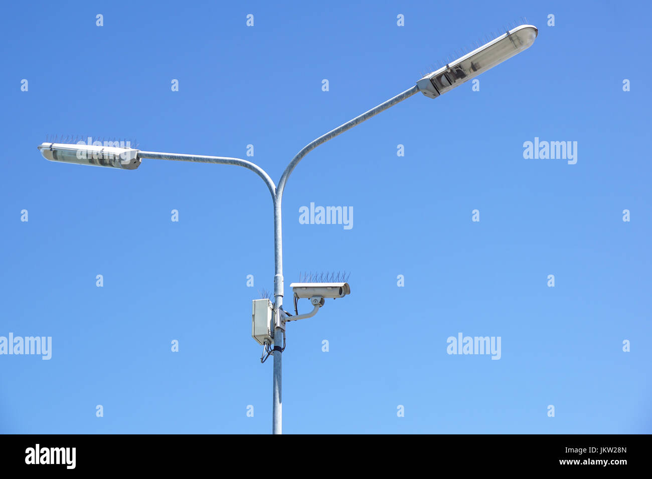 Surveillance Camera sur pôle lumière en stationnement . Banque D'Images