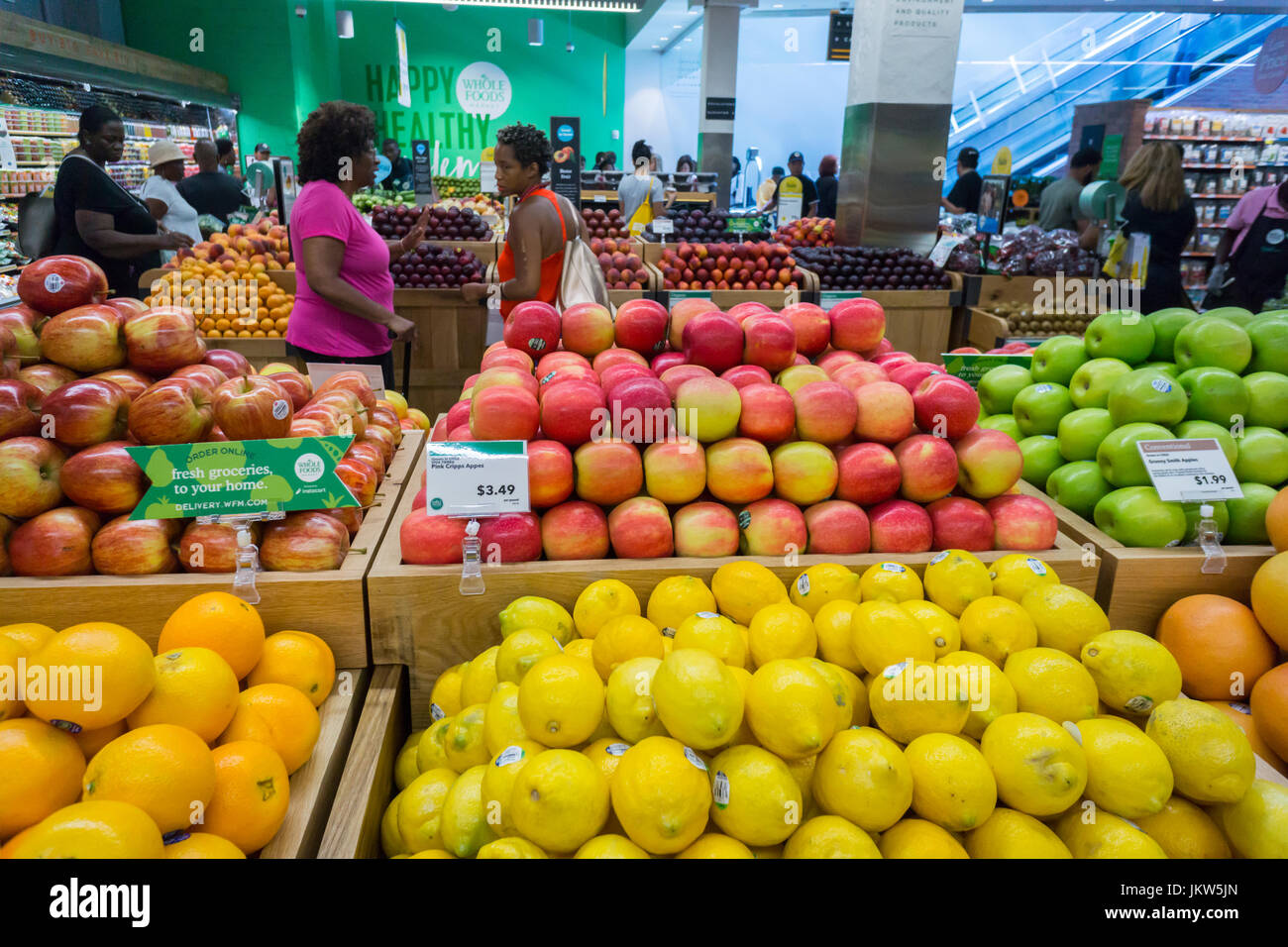 Visiteurs de la produire dans le nouveau ministère Whole Foods Market dans le quartier de Harlem à New York le jour de l'ouverture Vendredi, 21 juillet 2017. Le magasin de Harlem est la chaîne de magasin du 12e d'ouvrir dans la ville. Le magasin vous transporter environ 20 fabricants d'éléments en provenance locale et Harlem. (© Richard B. Levine) Banque D'Images