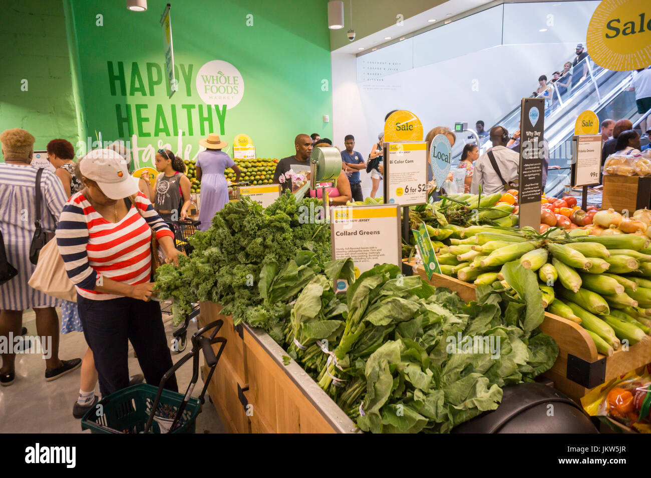 Visiteurs de la produire dans le nouveau ministère Whole Foods Market dans le quartier de Harlem à New York le jour de l'ouverture Vendredi, 21 juillet 2017. Le magasin de Harlem est la chaîne de magasin du 12e d'ouvrir dans la ville. Le magasin vous transporter environ 20 fabricants d'éléments en provenance locale et Harlem. (© Richard B. Levine) Banque D'Images