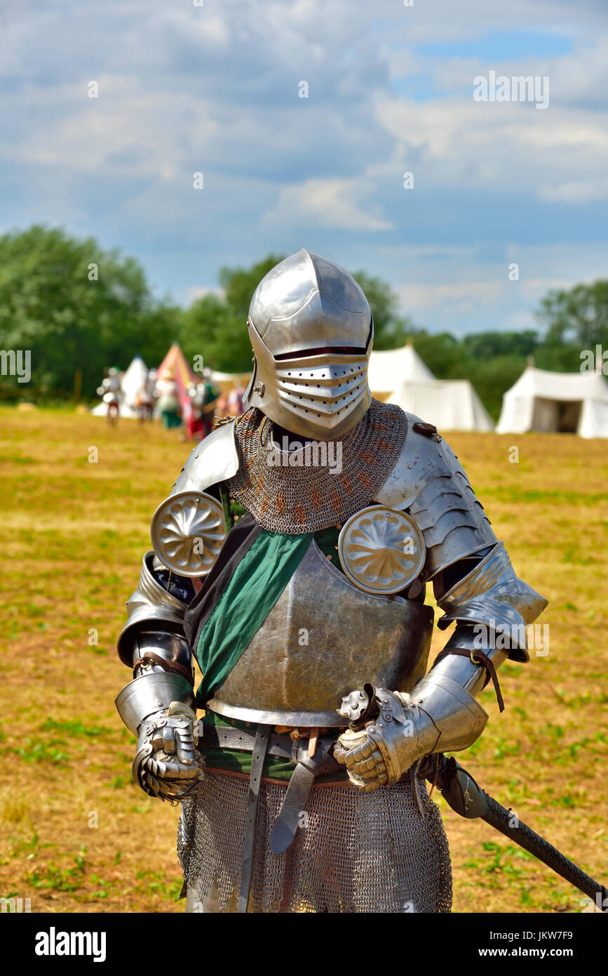 Chevalier en armure shinning par lui-même sur le champ de bataille, Tewkesbury Fête médiévale, 2017 Banque D'Images