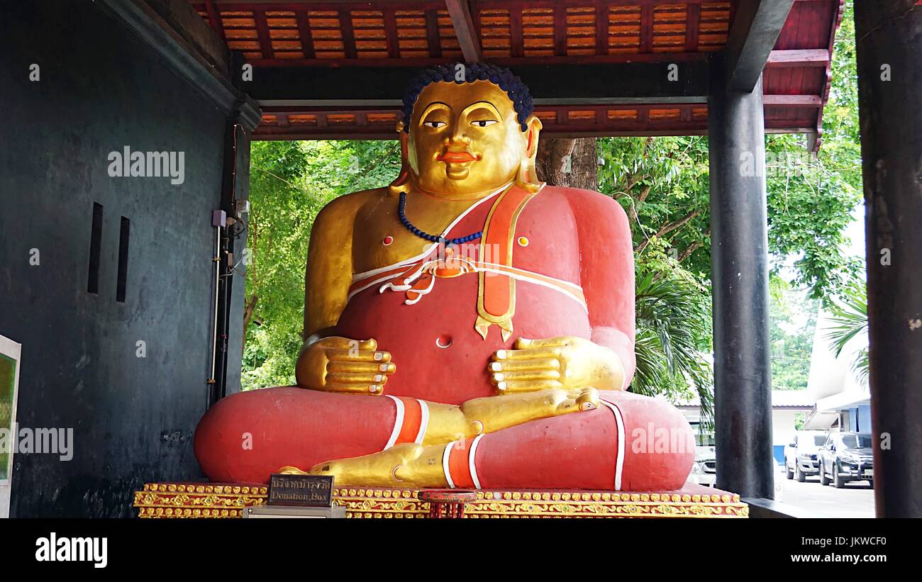 Golden - graisse rouge image de Bouddha Statue in temple thaï à Chiang Mai, Thaïlande. Banque D'Images